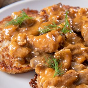 placki ziemniaczane z gulaszem