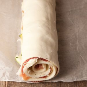 rolada z ciasta francuskiego i cukinii