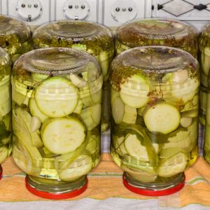 słoiki do góry dnem