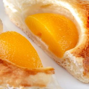 ciasto francuskie z brzoskwiniami