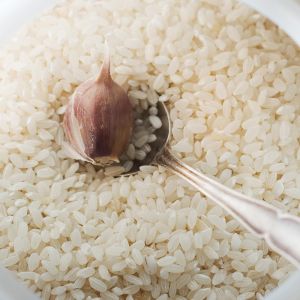czosnek w ryżu