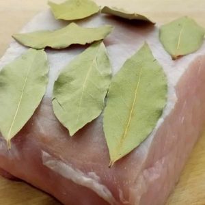 schab w liściach laurowych