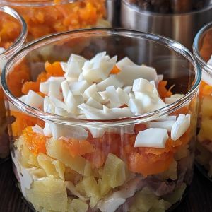 sałatka jarzynowa ze śledziem