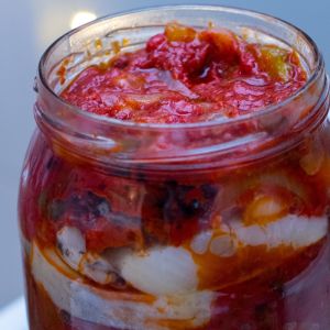 śledzie w sosie pomidorowym