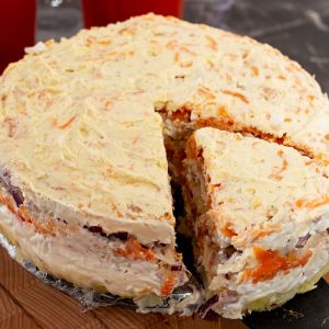 tort z sałatki jarzynowej