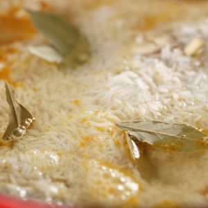 gotowanie ryżu z liściem laurowym