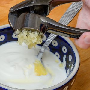 domowy sos czosnkowy