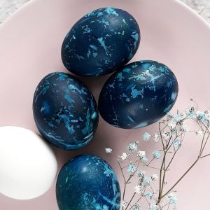 jajka farbowane w kapuście