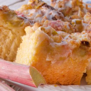 Maślankowe ciasto z rabarbarem