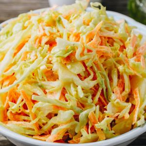 surówka z młodej kapusty