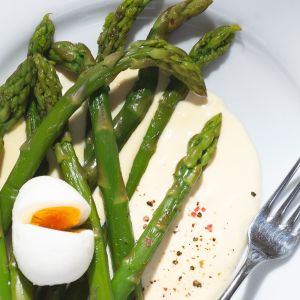 szparagi w sosie holenderskim