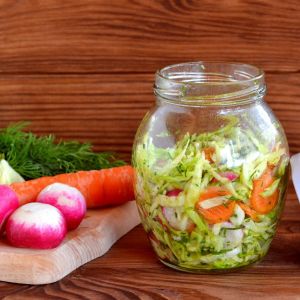 surówka z młodej kapusty do słoików
