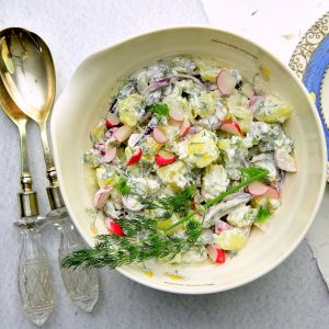 Sałatka z młodych ziemniaków, rzodkiewki i ogórków