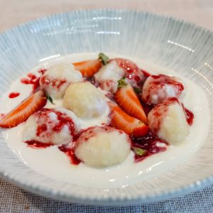 kluski z truskawkami i kremem