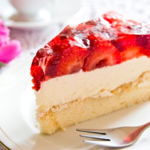 Truskawkowe ciasto na biszkopcie