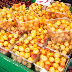 białe czereśnie w pojemnikach