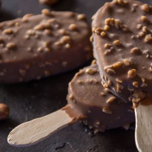 domowe lody w czekoladzie na patyku