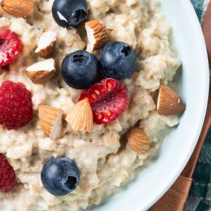 Nocna owsianka z owocami