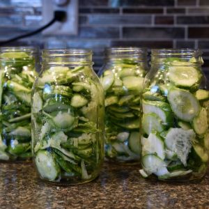 ogórki w plastrach, w słoikach