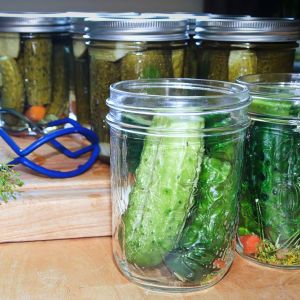ogórki w słoikach