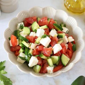 Sałatka z serem feta, pomidorem i ogórkiem