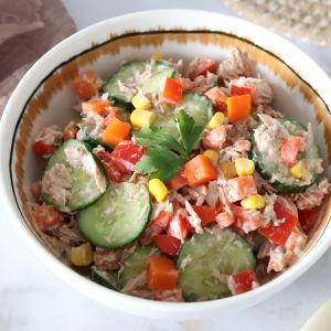 Sałatka szczecińska z ogórkiem, papryką, marchewką, tuńczykiem i kukurydzą