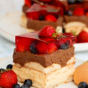 Ciasto Lodowiec z owocami sezonowymi