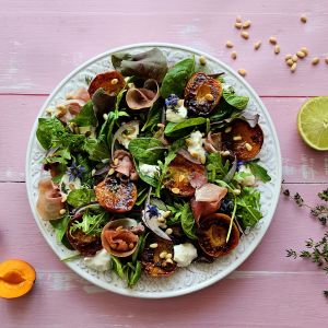 Sałatka z grillowanymi morelami i szynką parmeńską