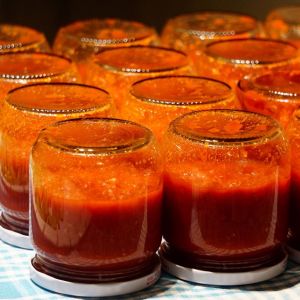 ketchup z cukinii i jabłek w słoikach