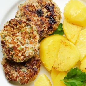 kotlety siekane z piersi z kurczaka z cukinią