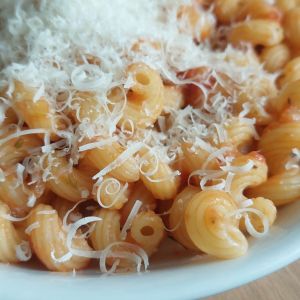 makaron z sosem pomidorowym