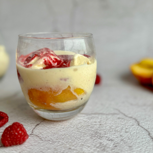 Deser melba z brzoskwiniami i sosem malinowym