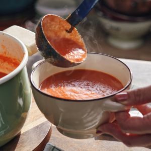 zupa pomidorowa z bitą śmietaną