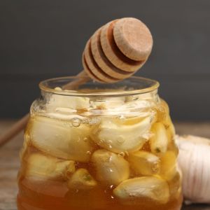 miód kiszony z czosnkiem