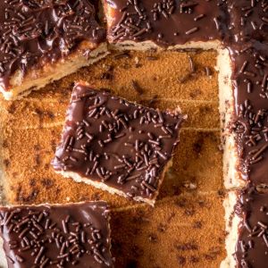 odwrócny sernik na biszkopcie