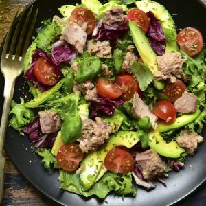 sałatka z awokado i tuńczykiem