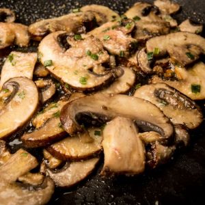 smażenie pieczarek na wodzie