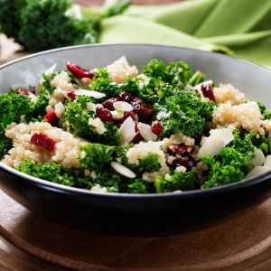 sałatka z jarmużem i komosą ryżową