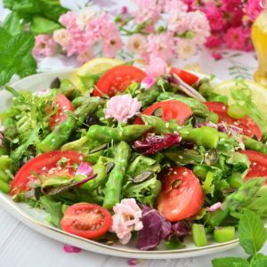 sałatka ze szparagami i pomidorami