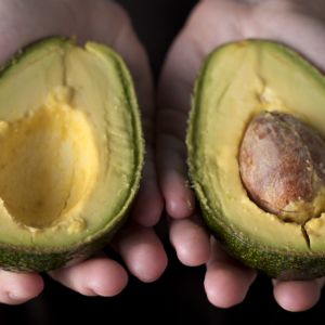obieranie awokado rękami