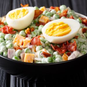 sałatka z cheddarem