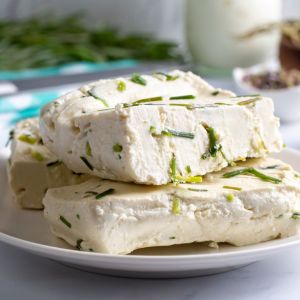 serek z czosnkiem niedźwiedzim