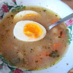 żurek na zakwasie, grzybach i białej kiełbasie