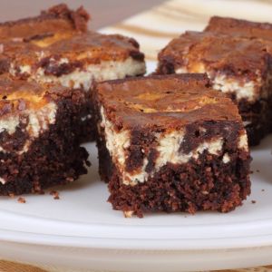 brownie z sernikiem i słonym karmelem