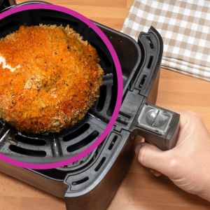 Inni kładą tę kulę na pizzy, a ja obtaczam i wrzucam do airfryera. Wydobywam 200% smaku