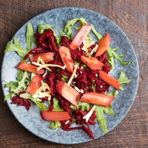 sałatka z rabarbarem i burakiem