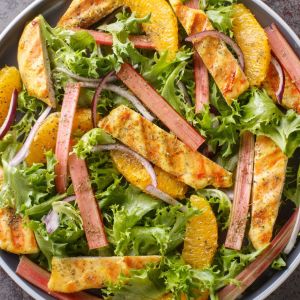 sałatka z rabarbarem i grillowanym kurczakiem