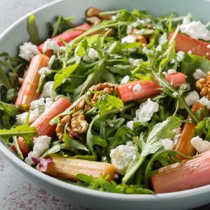 sałatka z rabarbarem i kozim serem