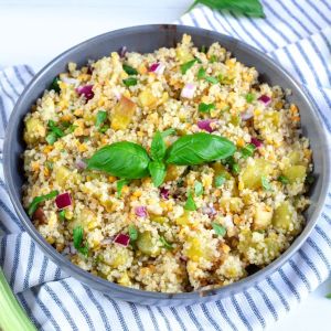 sałatka z rabarbaru i komosy