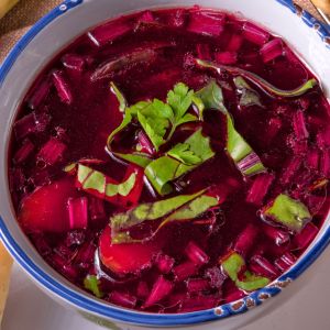 barszcz z młodych buraczków